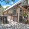 Horse Thief Inn Cabin Retreat with Deck and Hot Tub! - ويمبيرلي