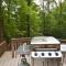 Dogwood Knoll - Wifi, Pool Access, Deck, Fireplace, Deck, Family Friendly, Hiking, Games, Screen Porch, King Bed - Berkeley Springs