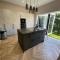 Stunning Town Center Cottage with hot tub