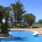 Modern apartment with pool on the beachfront in Marbella by SharingCo - مربلة