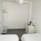 Modern apartment with pool on the beachfront in Marbella by SharingCo - مربلة
