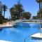 Modern apartment with pool on the beachfront in Marbella by SharingCo - مربلة