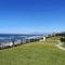 Modern apartment with pool on the beachfront in Marbella by SharingCo - مربلة