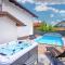 Stunning Home In Dugo Selo With Outdoor Swimming Pool, Jacuzzi And Wifi - Dugo Selo