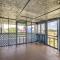 Deck and Fenced-In Yard Texas Escape! - 自由港