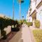 Soleado apartamento con piscina y terraza privada.