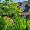 Maison en pierre dans son nid de verdure - Roz-Landrieux