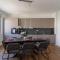 Lit Living - Luxury House - Box Spring - Parking - Exclusive Kitchen