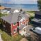 Lake view cottage with three ensuites and elevator - Fort Erie