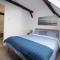 3 The Old Schoolhouse: hot tub, log burner, parking, en-suite - Whitstable