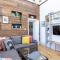 2 The Old Schoolhouse: En-suite, hot tub, parking, pets