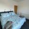 Comfortable 2 bedroom home from home with parking