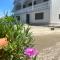 White house with Citrus Garden, 15 min walk to Beach