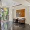Colorful downtown condo, 2 bedrooms, king bed