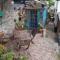 Bright cosy house, garden, central to town & beach