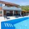 Modern apartment with large pool&sea view