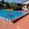 Appartamento con piscina e campi da tennis