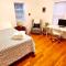 Near Train Station Gorgeous 3-Bedroom Apartment with Patios - 波士顿