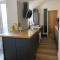 Comfortable 2 bedroom home from home with parking