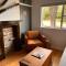 Sunflower House, a cozy cabin at Lake Wentworth