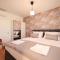 Apartments and rooms Mila M