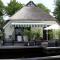 Attractive holiday home with jetty - Steendam