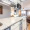 SKY HIGH VIEWS!!-Peak Mountaintop-Outdoor Pool-Close to Downtown-Private Balcony-WiFi-Cable