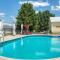 Cottleville Cabana Pool Side Getaway by Sarah Bernard Vacation Rentals - Сейнт-Пітерс