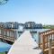 ☆Live on the Water! Lake Palmetto Palm w/ Patio - 10Min to Downtown & Beaches☆ - 查尔斯顿