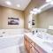 Large Lakefront Home Private dock and hot tub - ماكهنري
