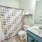 Newly renovated with a new deck Dock Slip Fire Pit Hot Tub Kayaks - Oakland