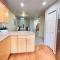 The Getaway SE Boise Condo Across the street from Greenbelt, Bown Crossing and Boise River 3BD 3Bath, 4 beds! Lovely, Homey, Dining table seats 6