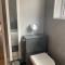 Comfortable 2 bedroom home from home with parking