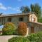 Holiday house overlooking lake near Tuscany