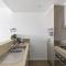 Beautiful 2BR APT with Balcony Pool and Gym - Melbourne