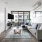 Beautiful 2BR APT with Balcony Pool and Gym - Melbourne