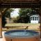 Historic country house retreat with hot tub, ideal for large groups - Petty France