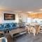 Updated Waikiki Condo with Mountain Views - 22nd floor, Free parking & WiFi
