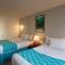 Updated Waikiki Condo with Mountain Views - 22nd floor, Free parking & WiFi