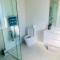 Lakes Executive Suites - 陶朗加