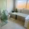Lakes Executive Suites - 陶朗加