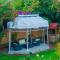 The blue room is an accent of modernity in the silence of the surrounding garden