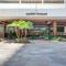 Sleek & Modern 32nd Floor Condo at the Waikiki Banyan - Free parking! condo