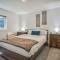 2 bedroom* Minutes from downtown *Firepit