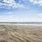 Walk to Beach Updated Home with Deck in Galveston! - 加尔维斯敦