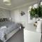 Villa - Sleeps 6 - Pets Ok - Pool - Parking