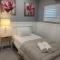 Cozy Private Bedroom & Ensuite - City & Strand Beach Location