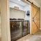 Casablanca Waco 5 mins from Baylor and Magnolia with Hot Tub,Firepit, Pet Friendly