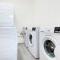 Central Buckingham Apartment #5 with Free Parking, Pool Table, Fast Wifi and Smart TV with Netflix by Yoko Property - باكنغهام