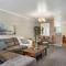 2 bed 2 and a half bath close to shopping restaurants and more